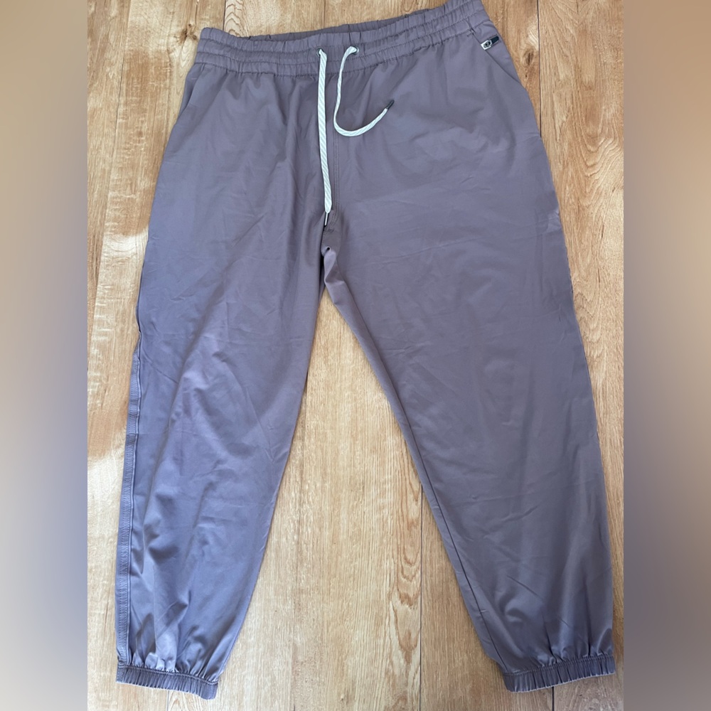 Woman’s ultralight Vuori Joggers size XL